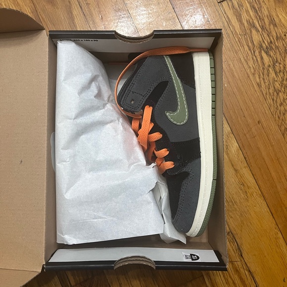 Jordan 1 Mid SE Craft in Little Kids' size 13, Anthracite/Black/Bright Mandarin - Picture 4 of 12